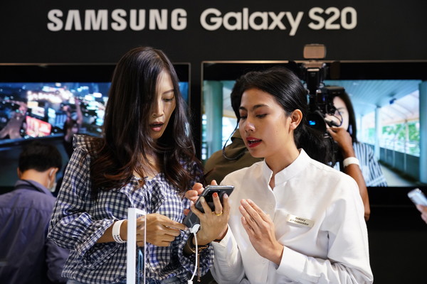 현지시각 지난달 12일 태국 방콕 센트럴월드 쇼핑몰에서 진행된 '갤럭시 S20' 런칭 행사. 사진제공=삼성전자