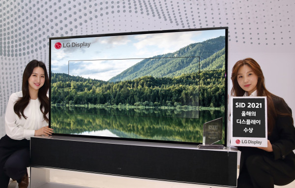 SID 2021에서 올해의 디스플레이로 선정된 65인치 롤러블 OLED TV(사진=LG전자 제공) [반응이 센 CBC뉴스ㅣCBCNEWS]