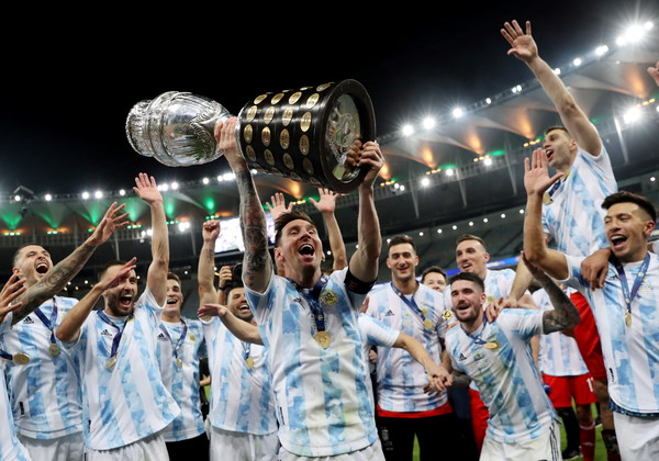 10일(현지시간) 아르헨티나가 2021 코파 아메리카에서 우승을 거둔 후 우승컵을 들어올리고 있다. [사진=로이터·CBC뉴스]