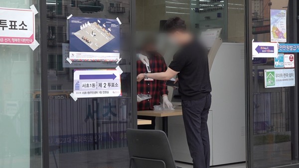 한 시민이 21대 총선에서 투표를 하고 있는 모습