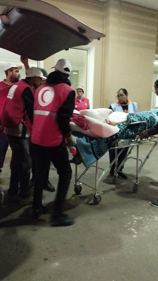 지난 8일 6.8 규모의 강진이 발생한 모로코에서 모로코적신월사 현장대응팀이 부상자를 병원으로 이송하고 있다. 사진출처=모로코적신월사 [단박에 - CBC뉴스 | CBCNEWS]