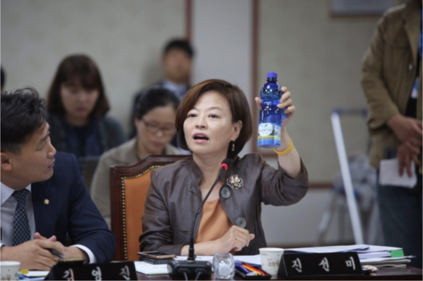 2017 국정감사 물병 변형카메라 들고 있는 진선미 의원 (사진=진선미 의원 제공) [반응이 센 CBC뉴스ㅣCBCNEWS]