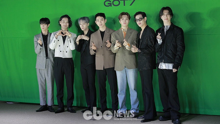 그룹 갓세븐이 23일 오후 서울 강남구 논현동 보코서울강남에서 진행된 새 미니앨범 'GOT7' 발매기념 쇼케이스에서 포토타임을 갖고 있다.